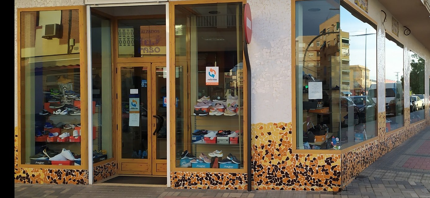 Escaparate de Calzados El Paso en Águilas